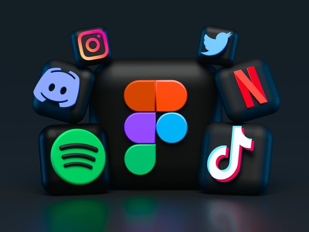 Iconos de aplicaciones de redes sociales sobre fondo oscuro
