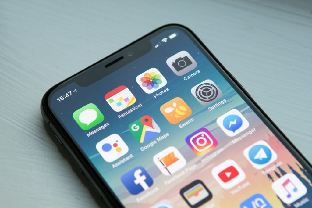 Pantalla de inicio de un móvil con iconos de aplicaciones