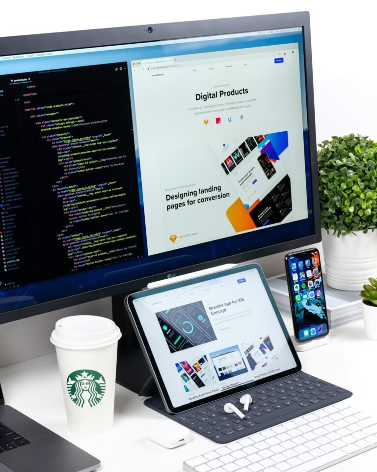 Diseño de una web mostrado en monitor, tableta y móvil