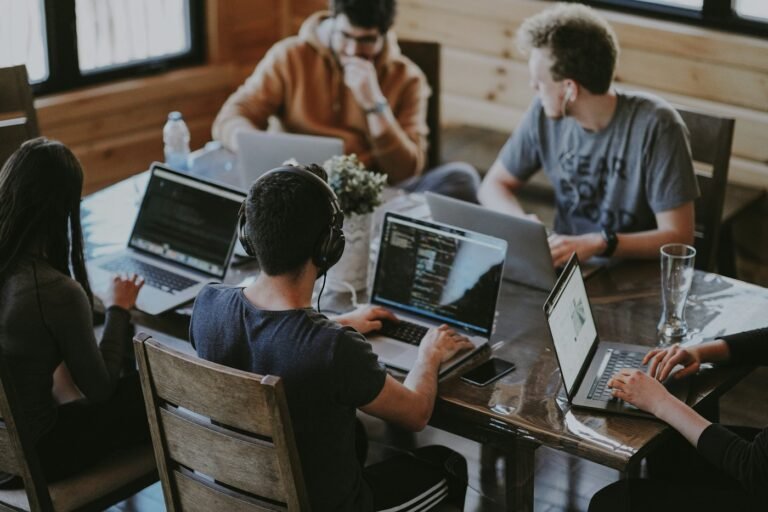 Equipo de trabajo reunido con portátiles en una mesa