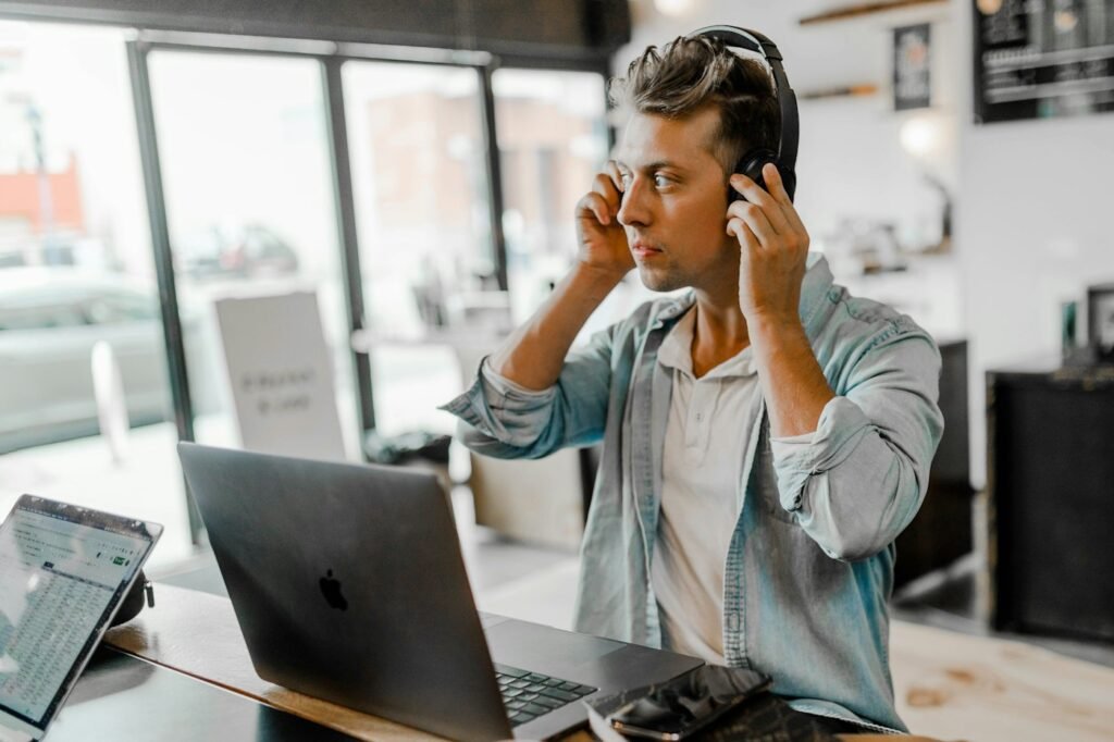 Editor de vídeo con auriculares trabajando frente a un ordenador